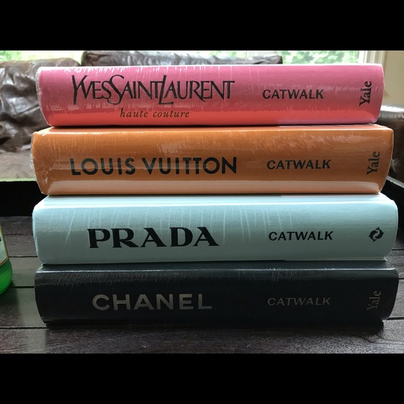 "CATWALK" Books: CHANEL*YSL*Louis Vuitton *DIOR~ - Picture 3 of 9